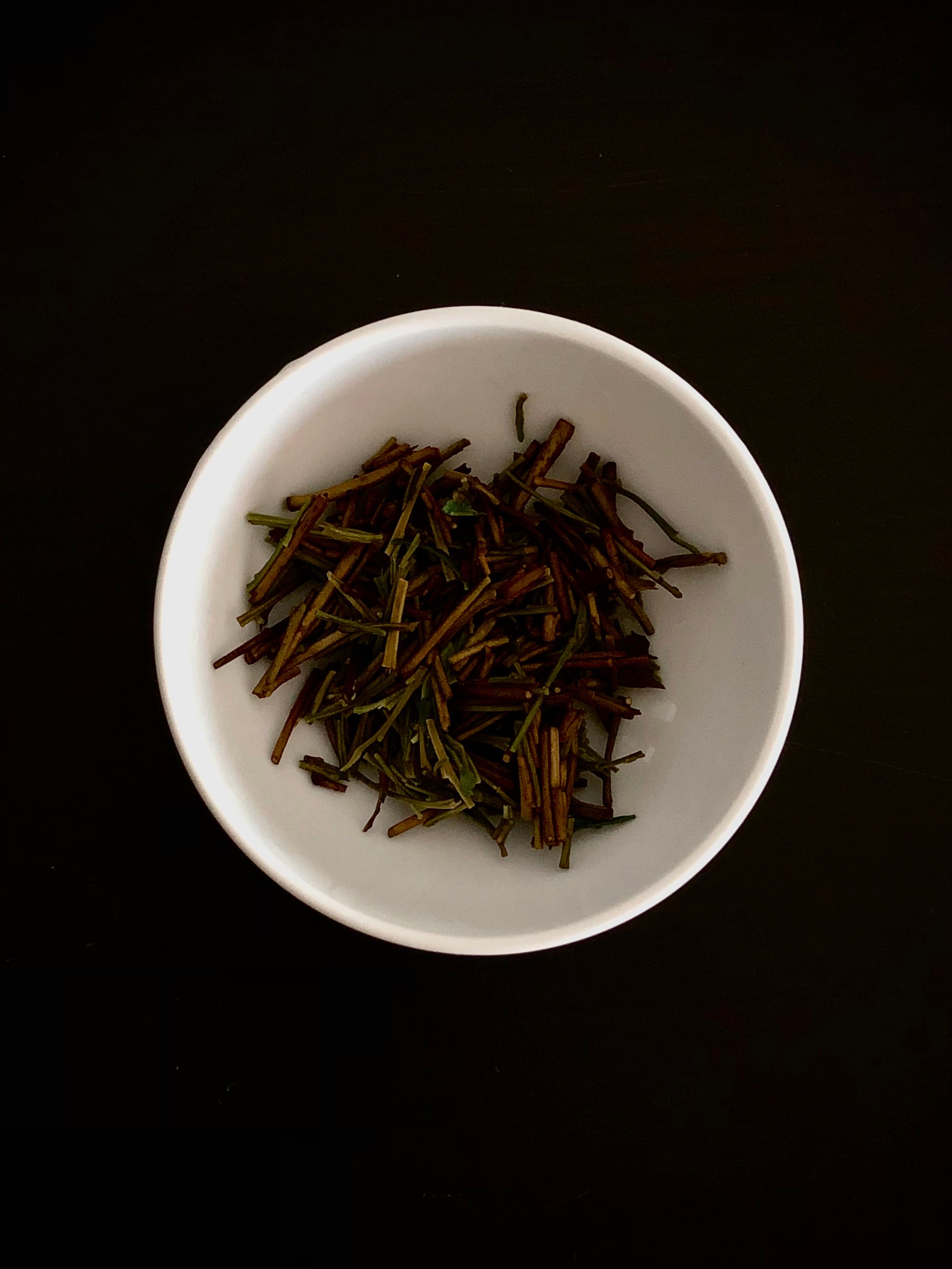 Karigane houjicha roasted green tea loose leaf top view from Gokasho Uji Kyoto sold by Sabo Tea Australia – Furukawa Seicha