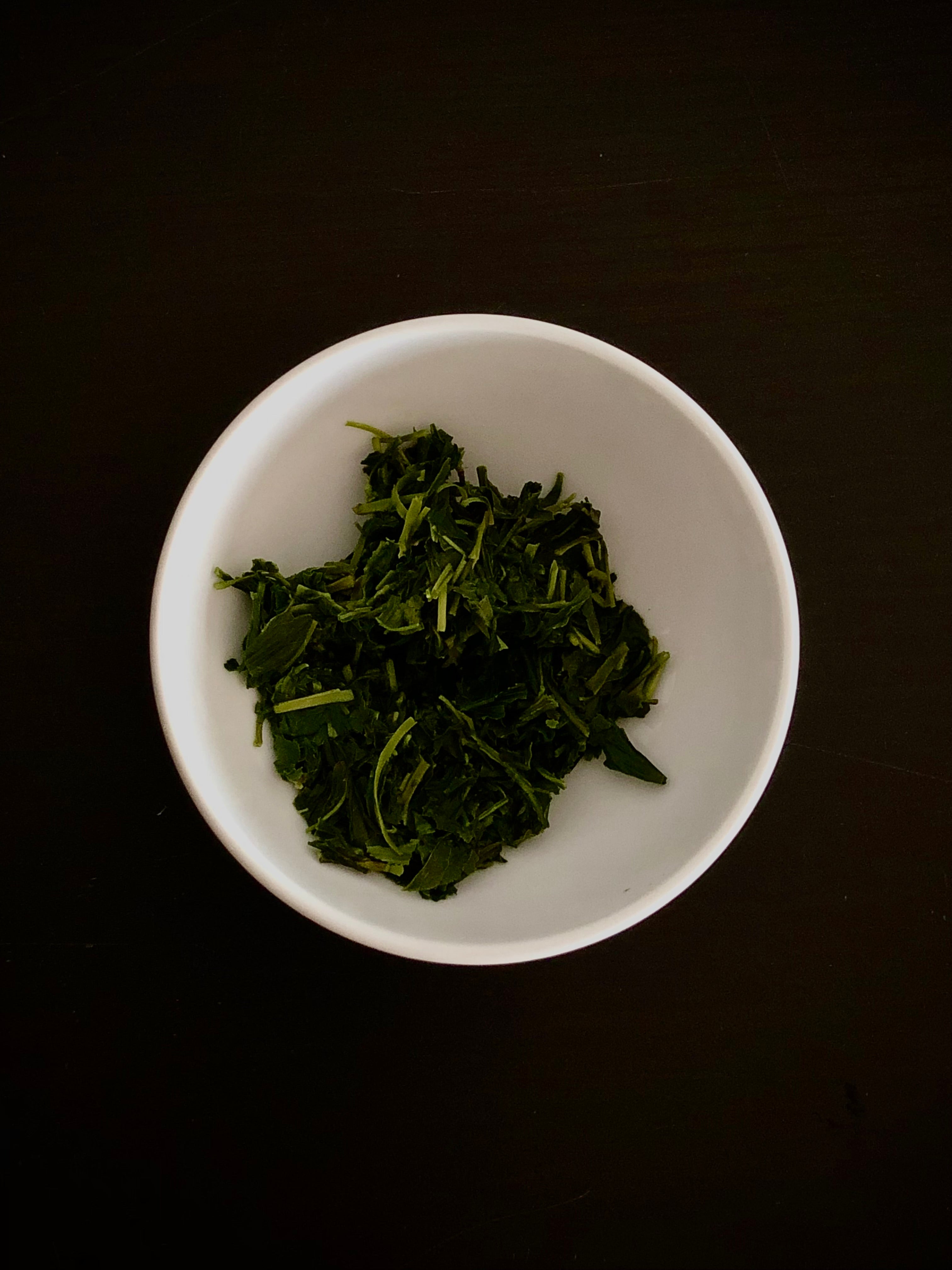 Shiraore karigane green tea loose leaf side view from Yame Fukuoka sold by Sabo Tea Australia – Chiyonoen